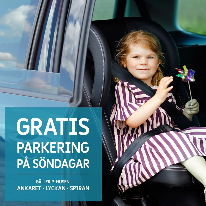 Flicka i baksätet av en bil, med bälte på. Text: Gratis parkering på söndagar.